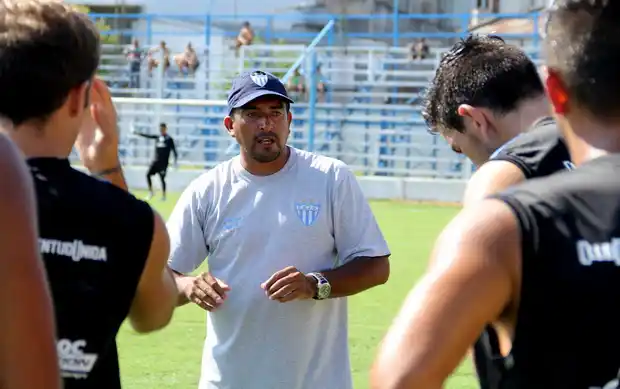 Acosta trabaja en los últimos detalles para el partido del sábado 