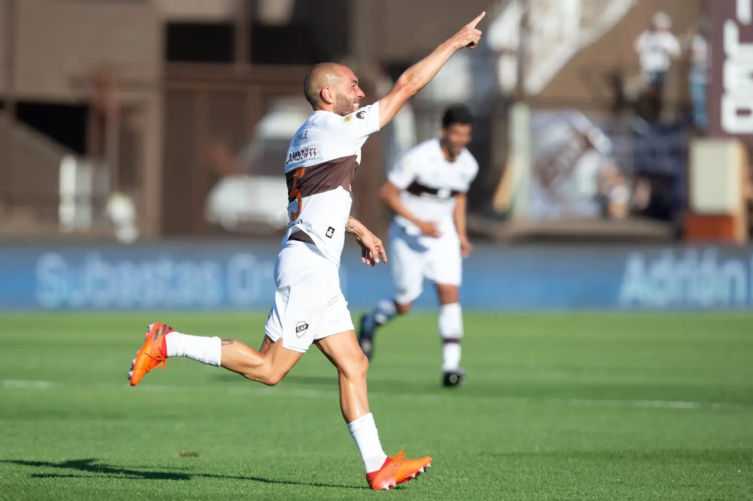 Lamberti, en el festejo del tercer gol de Platense.