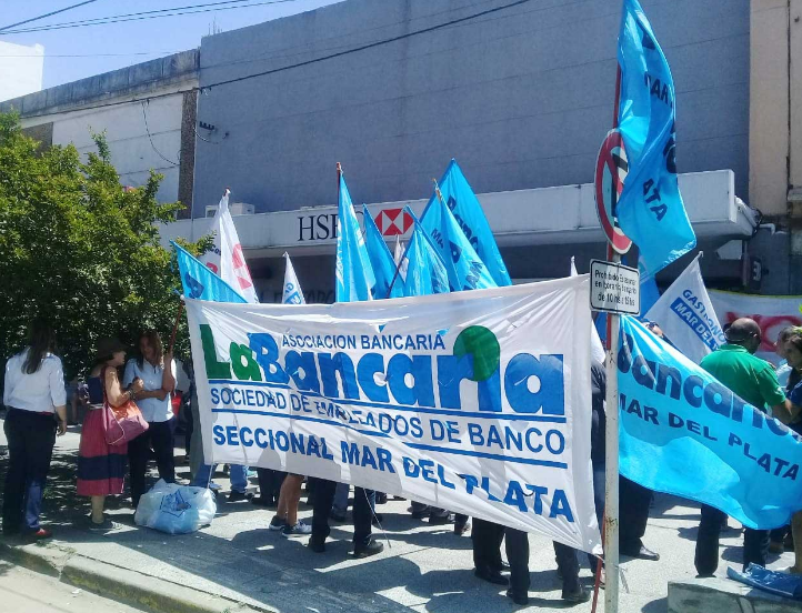 Balcarce: Protesta de La Bancaria para evitar el cierre de sucursal del HSBC a fin de mes