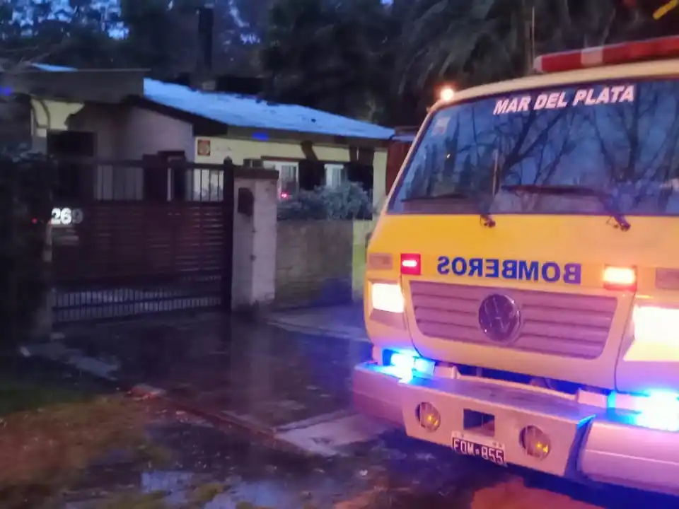 Bomberos de Camet sofocaron un incendio en una vivienda de Las Margaritas