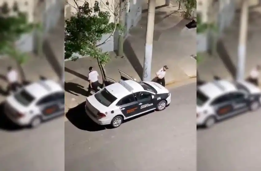 Filmó a agentes municipales que escuchaban música a todo lo que da en un auto de la Secretaría de Control