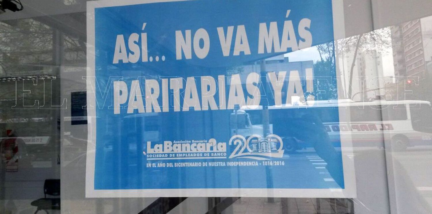 Acatamiento total de trabajadores bancarios