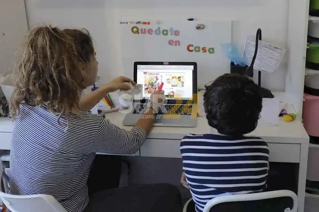 Las madres con bajos ingresos son las más afectadas por las clases a distancia