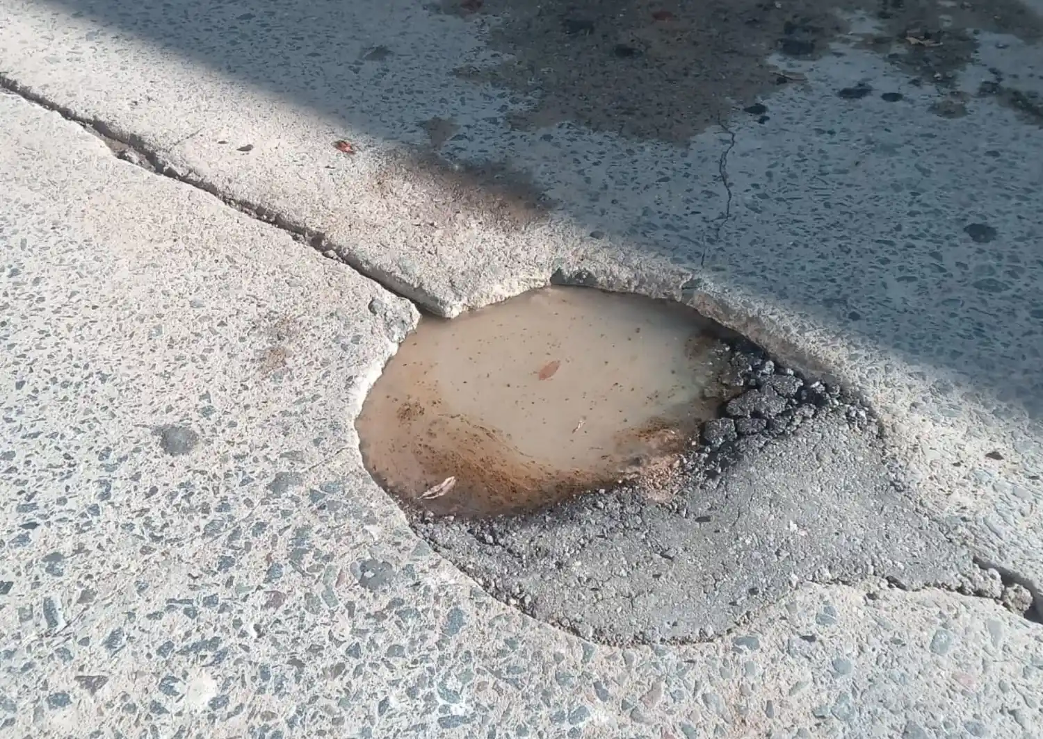 Cráter en calle San Martín: un peligro para los transeúntes