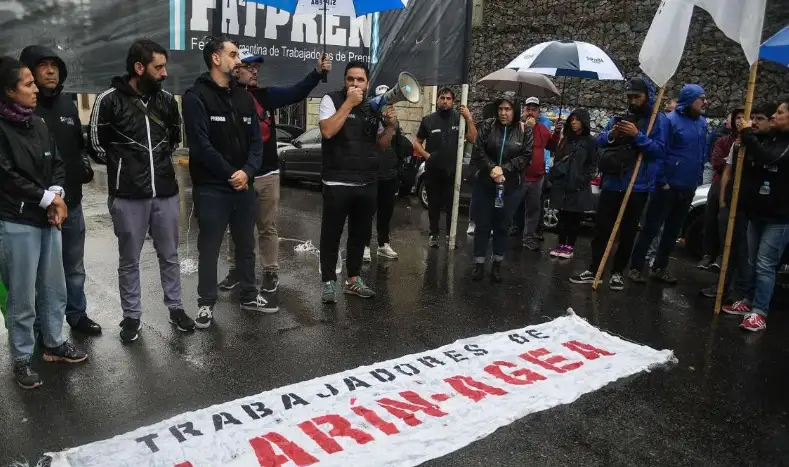 Los trabajadores de Clarín se congregaron en la puerta del diario.