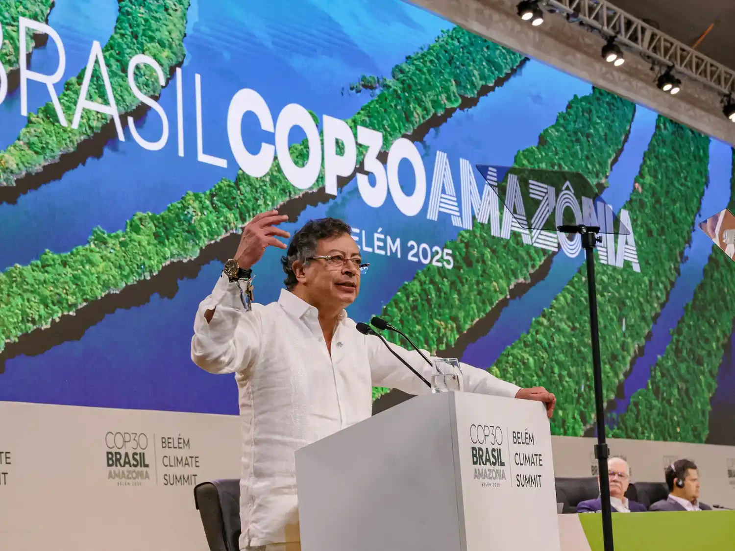 Petro acusa a las potencias de empujar al planeta hacia el colapso climático