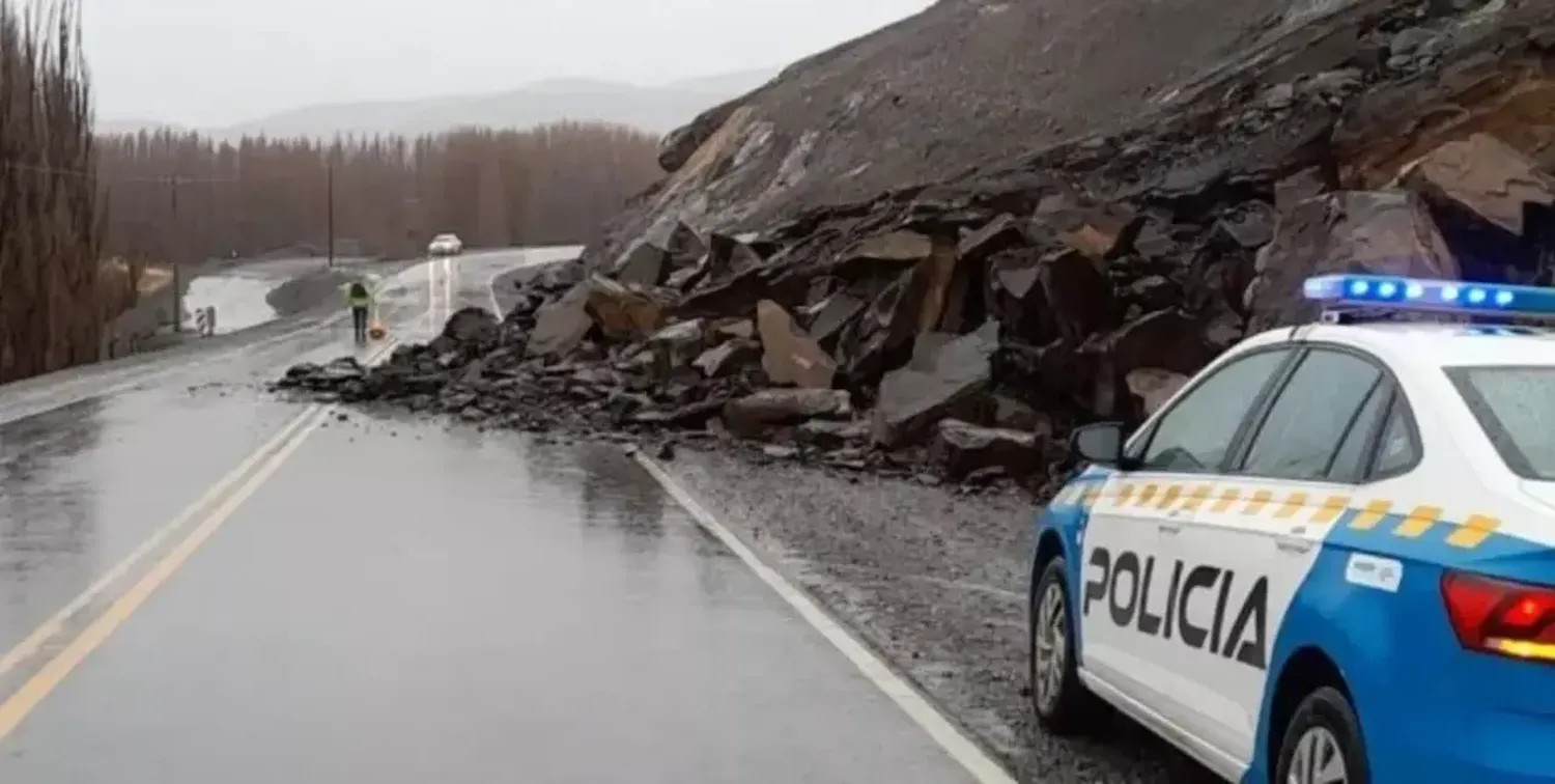 Por las intensas lluvias, se desmoronó un cerro sobre la Ruta 43