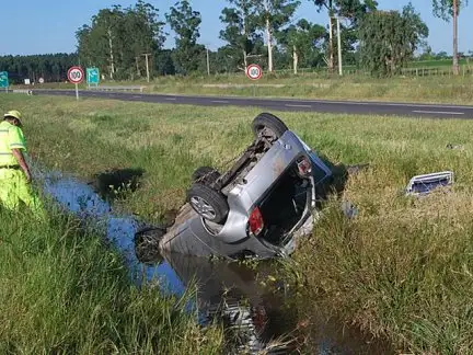 Tres personas heridas al despistar y volcar en la banquina de la Ruta 14 