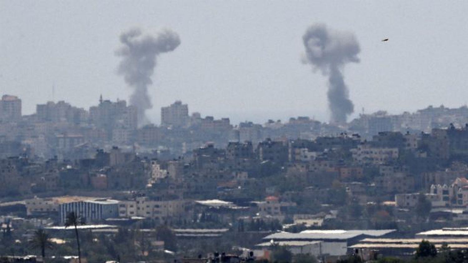 Israel bombardea la Franja de Gaza por lanzar globos incendiarios