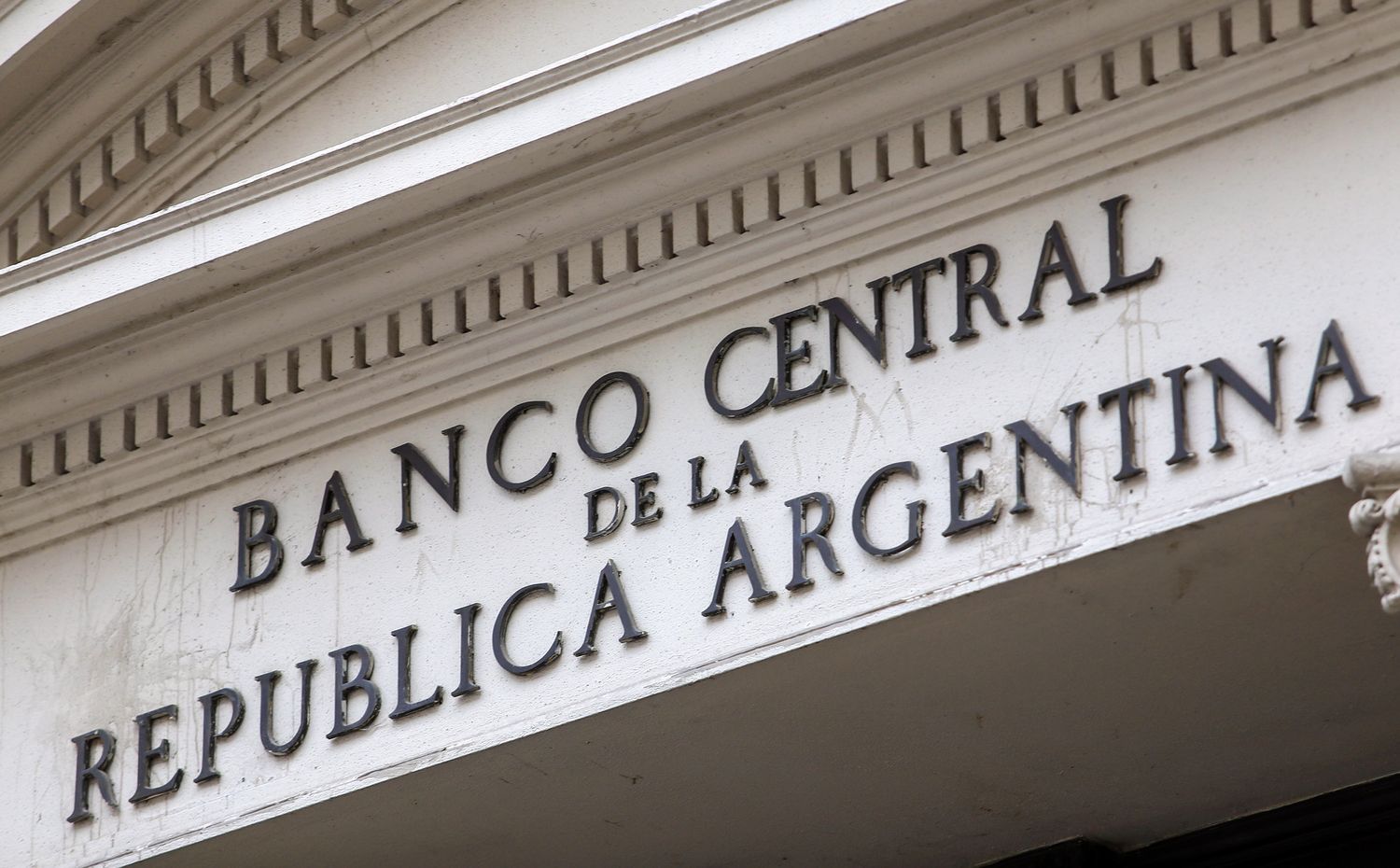 El Gobierno logró frenar al dólar blue tras diez días consecutivos de subas