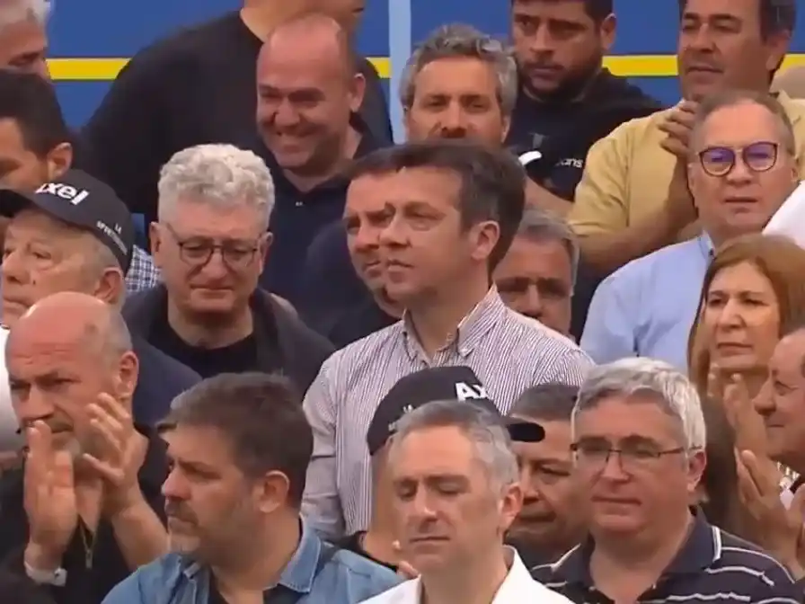 Palco. Arturo Rojas se ubicó entre las principales figuras políticas en el acto de Axel Kicillof en Avellaneda.