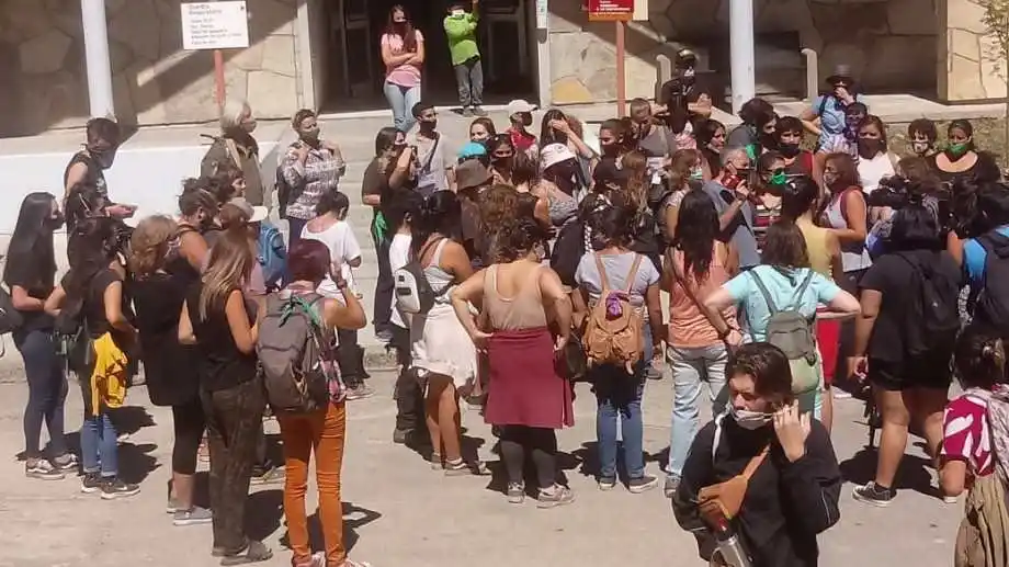 Este mediodía hubo una marcha en la Fiscalía de VIlla La Angostura.