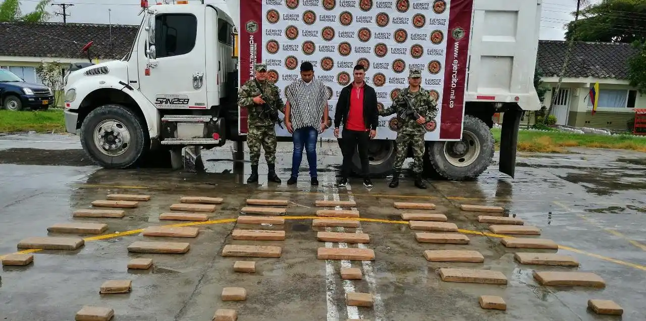 Tonelada de cocaína dentro de volquetas andando en Bogotá
