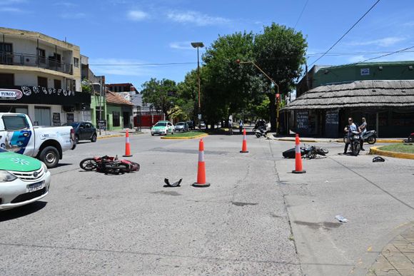 Grave accidente: choque entre dos motos con dos heridos trasladados a la Guardia