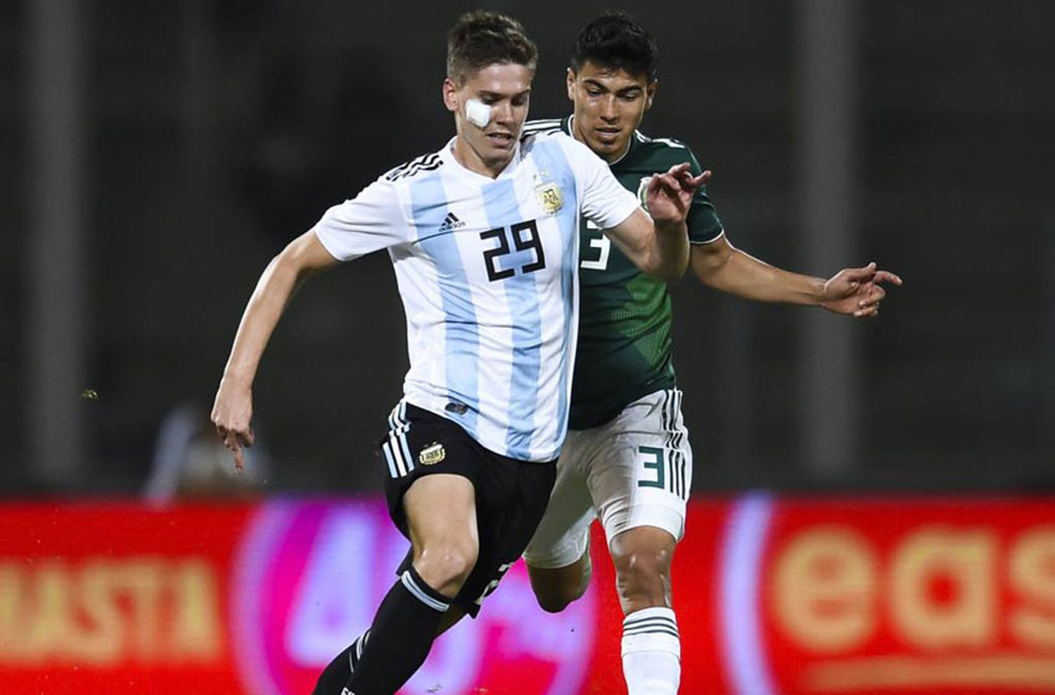 Scaloni probó con Foyth como lateral derecho