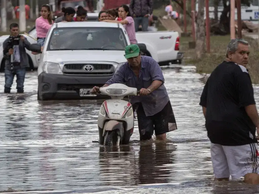 Fuerte temporal en Comodoro Rivadavia: alerta amarilla, barrios inundados y daños en el techo de un hospital
