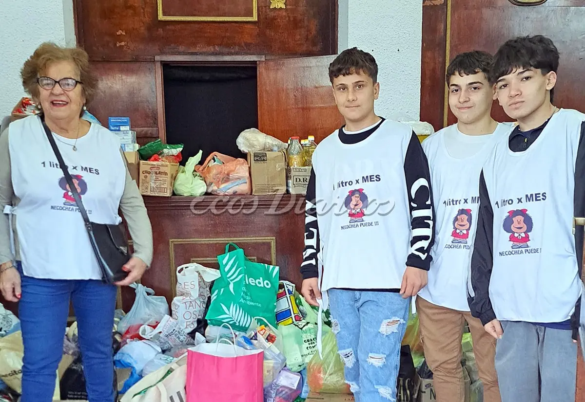 Solidaridad. Integrantes “1 Litro de leche por mes, Necochea puede” recibían las donaciones