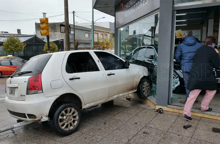 Un auto se estrelló en una concesionaria