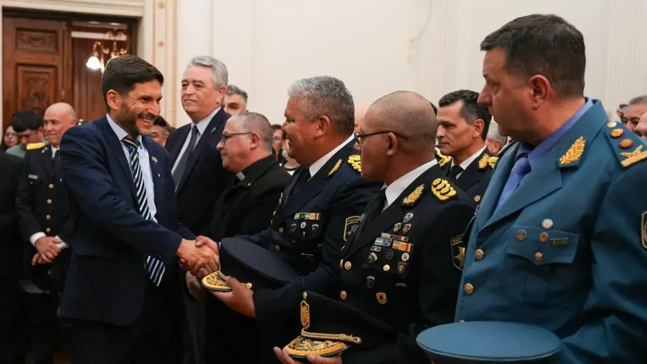 Pullaro reconoció a 88 policías reincorporados y lanzó una nueva convocatoria en Santa Fe