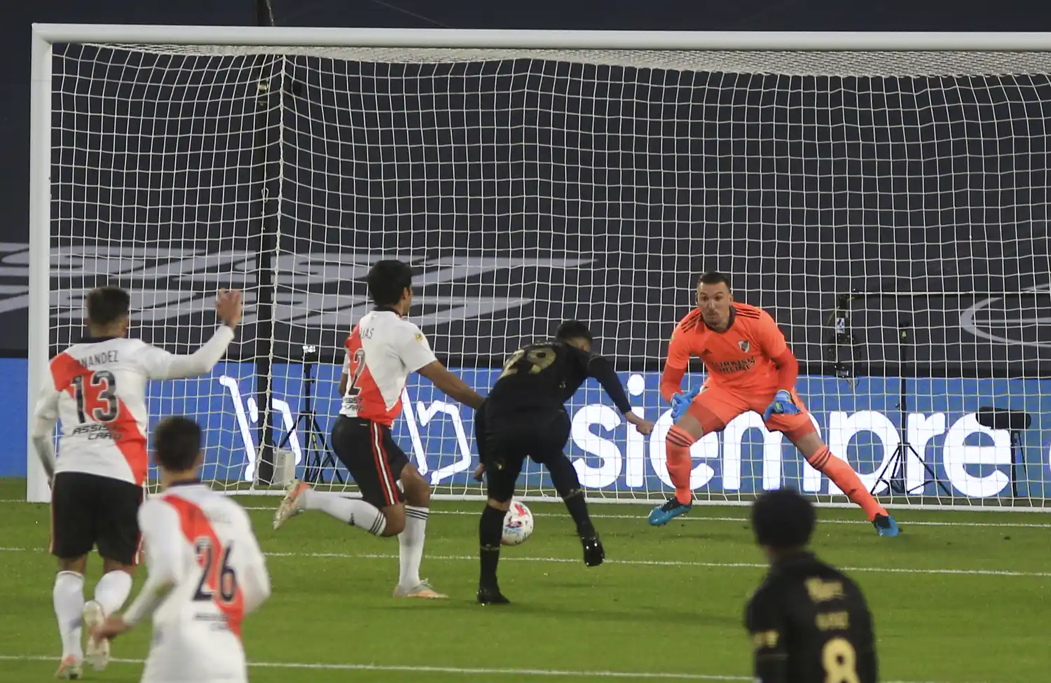 Rojas no llega al cierre y Aliendro supera a Armani para abrir el marcador.