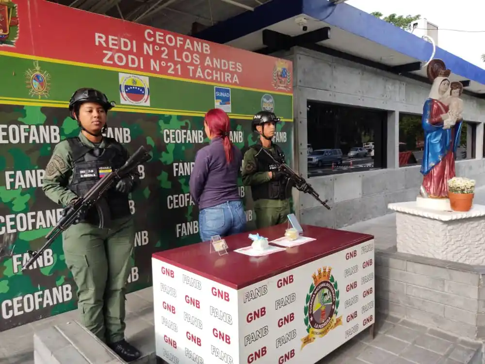 VAYA NARCOMULA: no vas a creer dónde escondió esta mujer medio kilo de droga