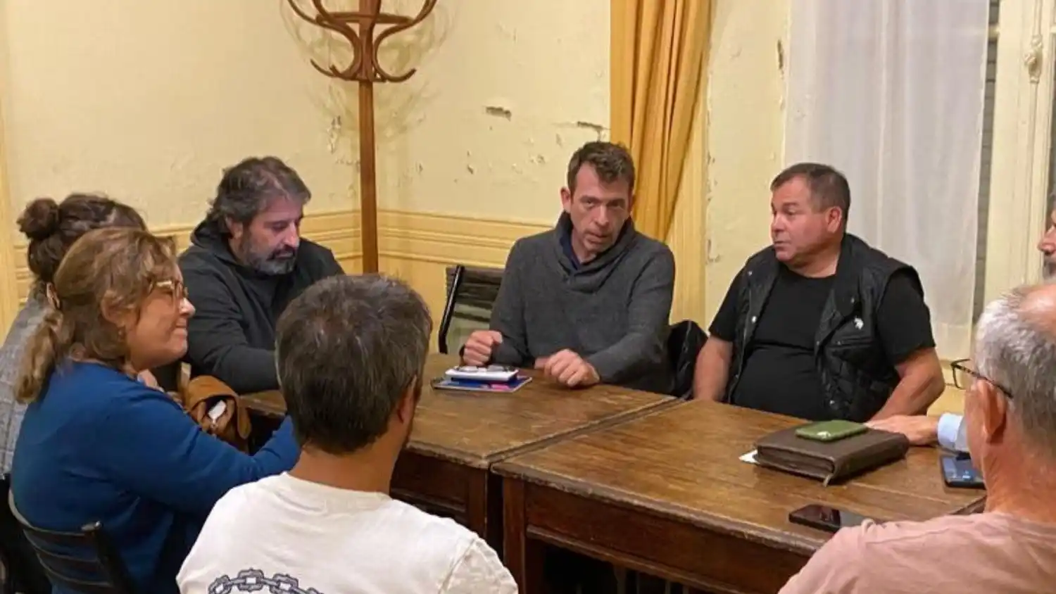 Los secretarios Farré y Álvarez se reunieron con el Centro de Comercio y pocos comerciantes.