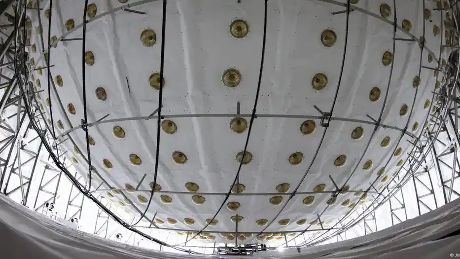 La esfera acrílica de 35 metros de diámetro del Observatorio Juno alberga 20.000 toneladas de líquido centelleador para detectar neutrinos. (Foto: Jin Liwang/Xinhua/picture alliance)