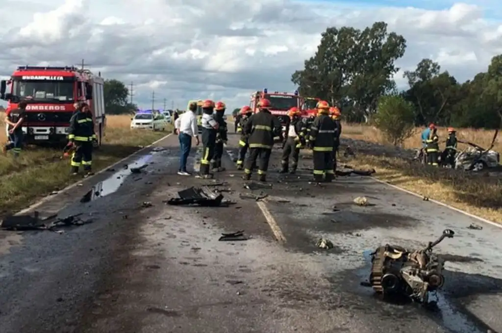 Un médico murió prendido fuego tras chocar de frente contra un camión