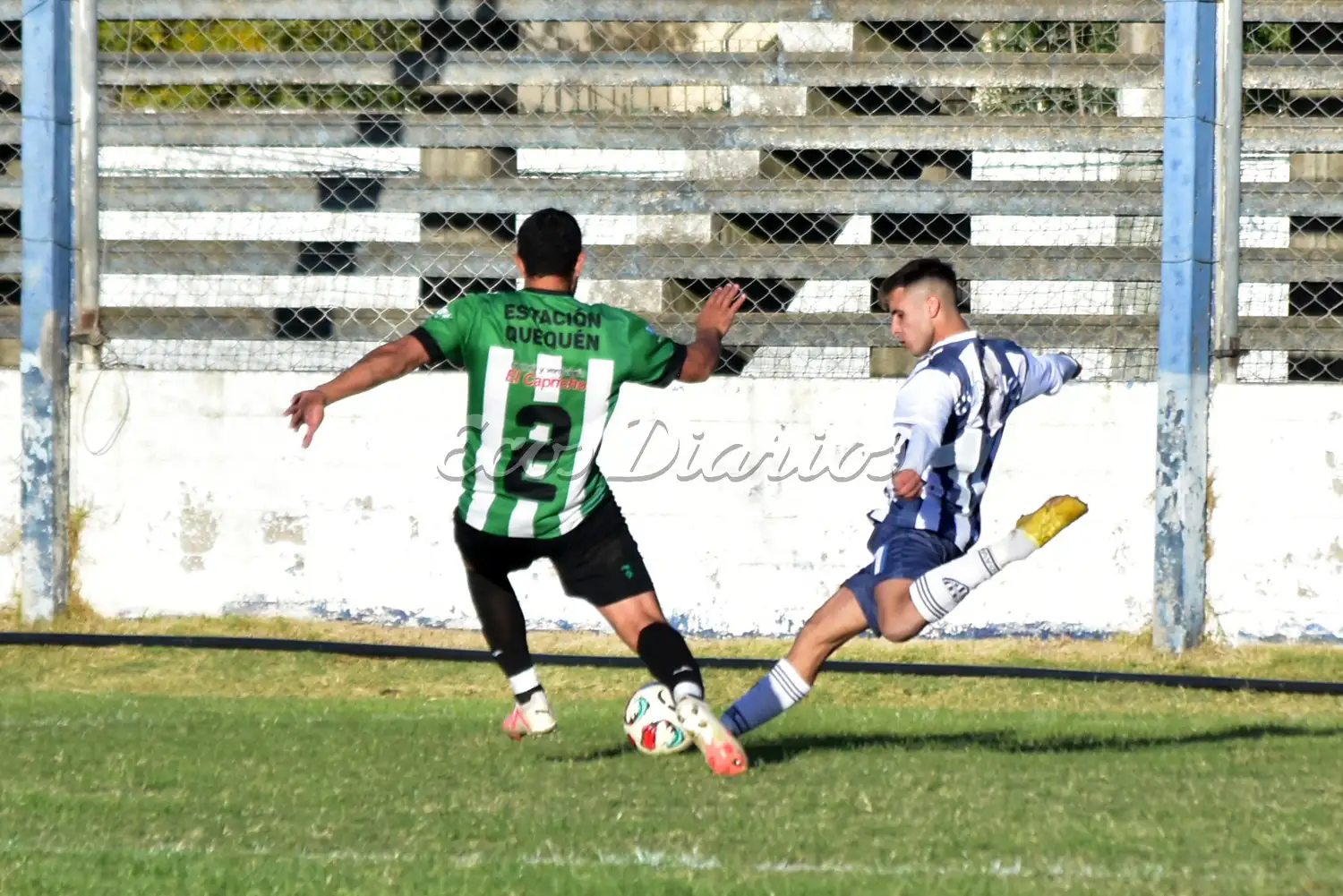 El delantero, autor del primer gol, en su remate al arco