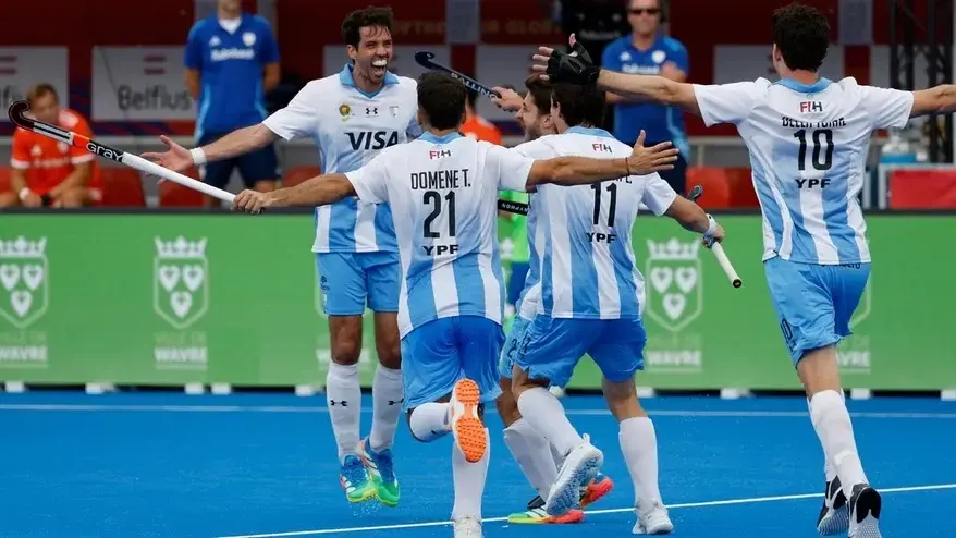Matías Rey marcó el 2 a 1 definitivo y sus compañeros Leones corren a abrazarlo.