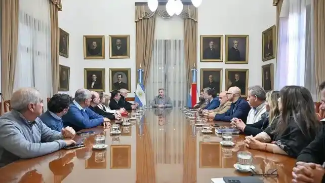 Gremios estatales, docentes y municipales analizan la reforma previsional de Frigerio con postura abierta al debate