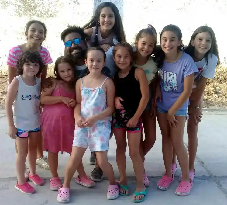 Lule junto a sus compañeritas de escuadra en uno de los ensayos 