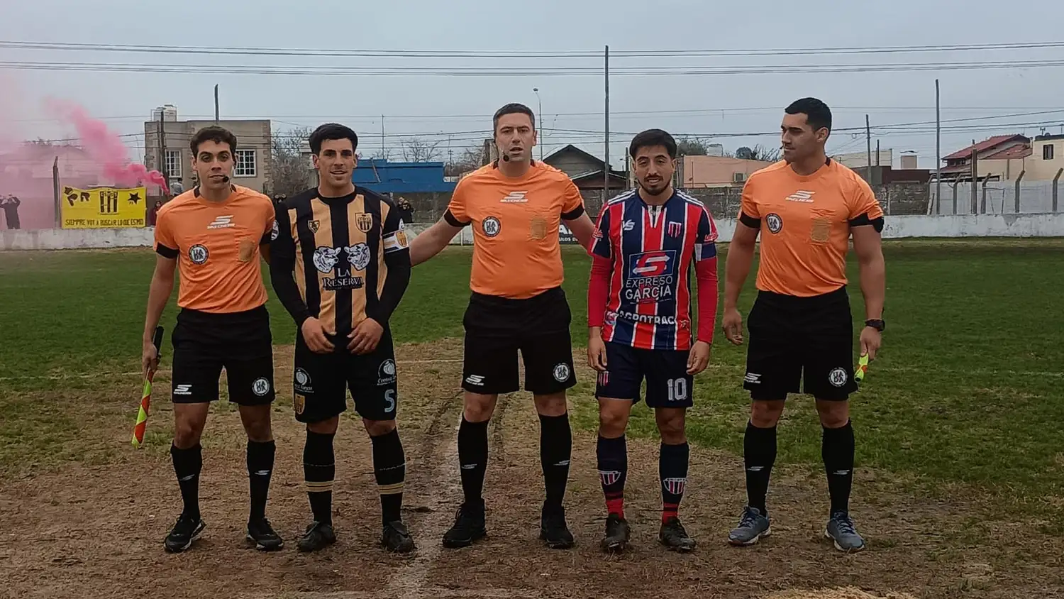 FOTO ANAHÍ HAEDO Los capitanes Fuentes y Auce, con el árbitro Frías y sus colaboradores.