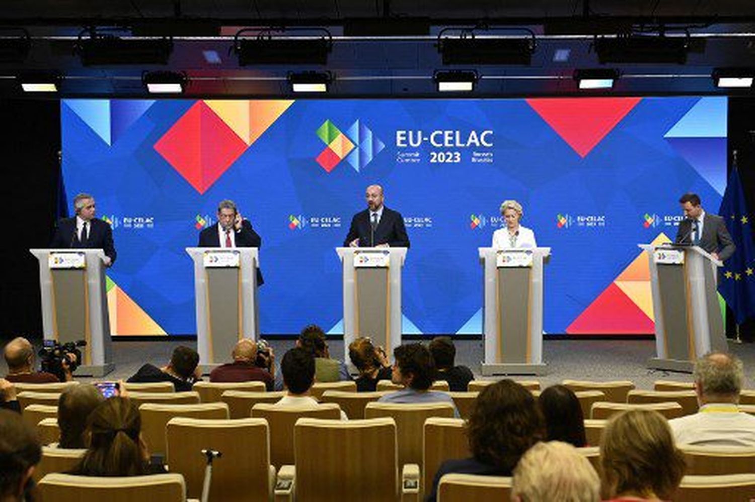 Cumbre UE-CELAC apoya diálogo en Venezuela, la paz en Colombia y fin del embargo a Cuba