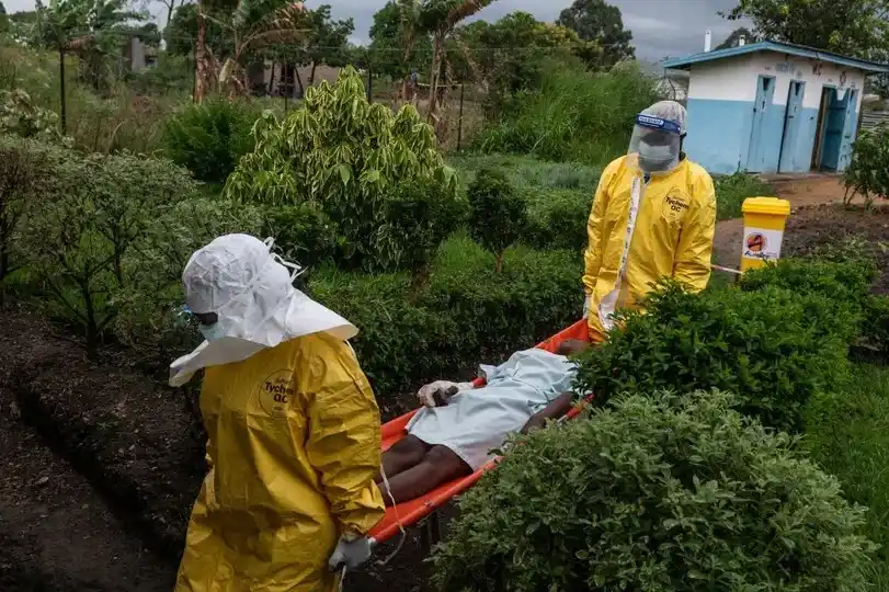 Del total de afectados, 764 pacientes permanecen internados en aislamiento, mientras que 295 personas lograron recuperarse.