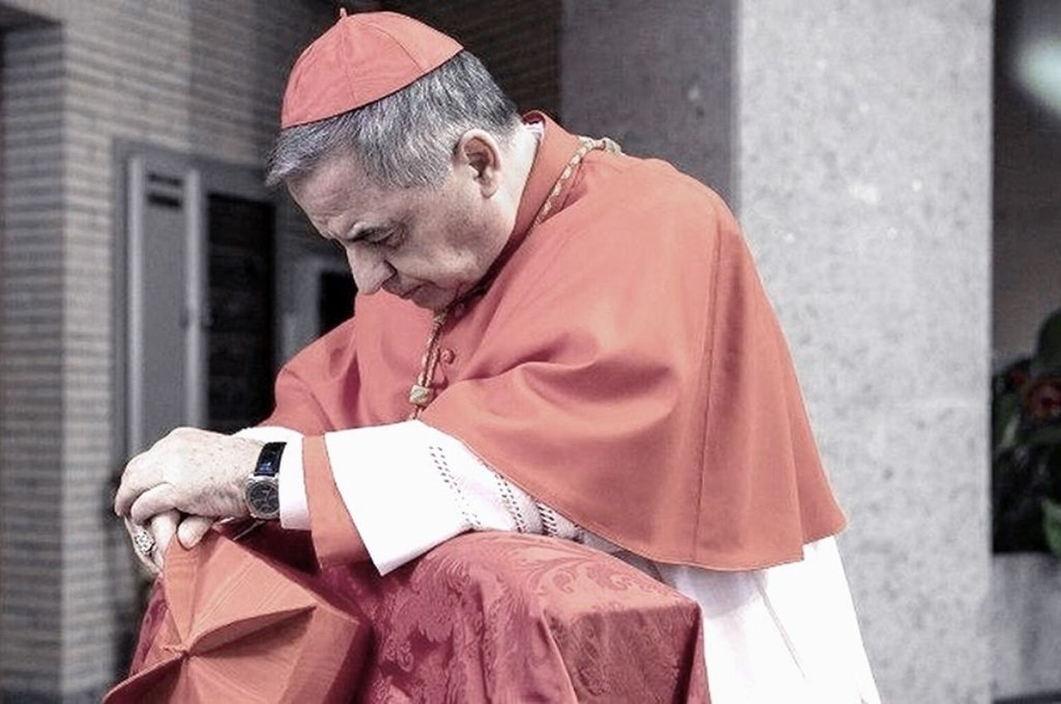 El Vaticano juzgará por “peculado y abuso de poder” un cardenal