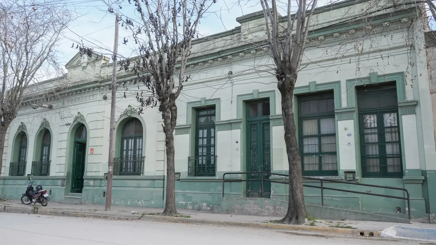 Frente. La escuela busca realizar mantenimiento a su histórico edificio
