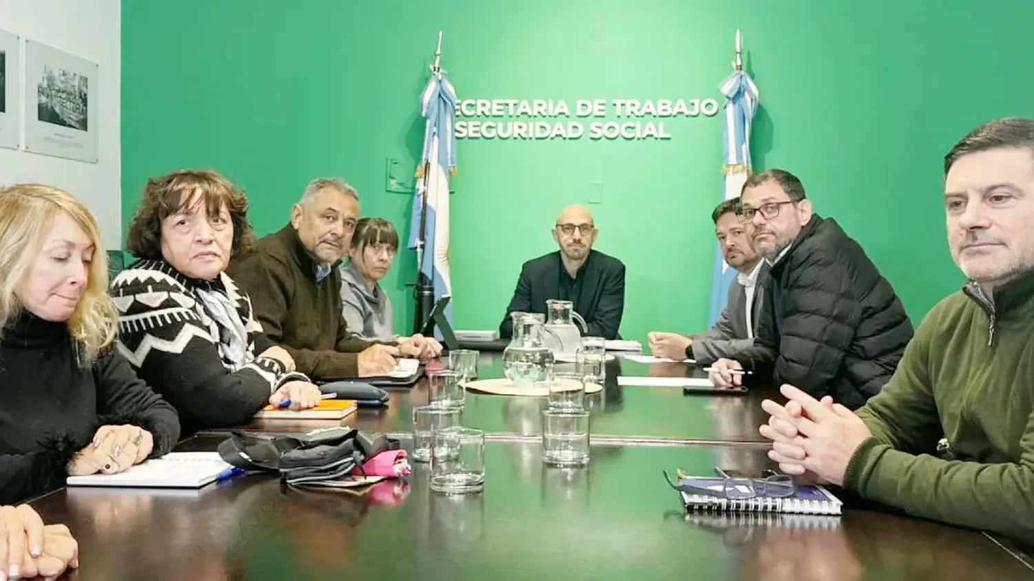 El gobierno mejoró la propuesta a los estatales y anunció que liquidará los haberes de julio con aumento del 3 por ciento