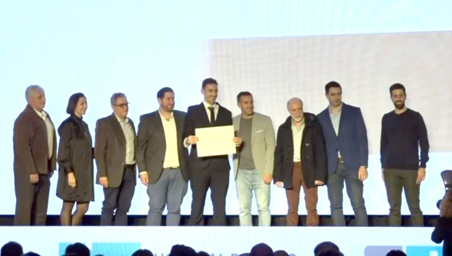 Egresados. Algunos de los nuevos profesionales recibiendo su diploma