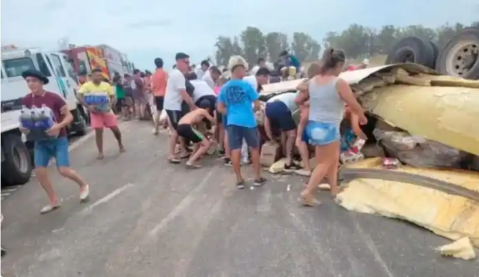 Volcó un camión, murió el chofer y saquearon el cargamento mientras trasladaban el cuerpo de la víctima