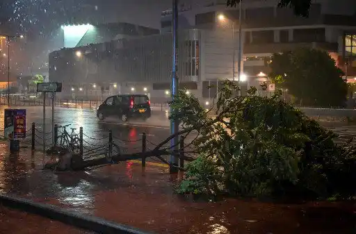 Tifón Saola se acerca a Hong Kong y China: millones de personas se encierran para protegerse (+Video)