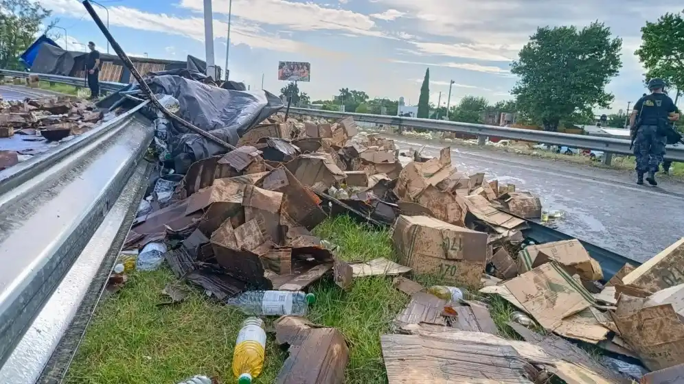 Caos en Circunvalación: volcó un camión cargado de cajas de aceite y vecinos se llevaron mercadería