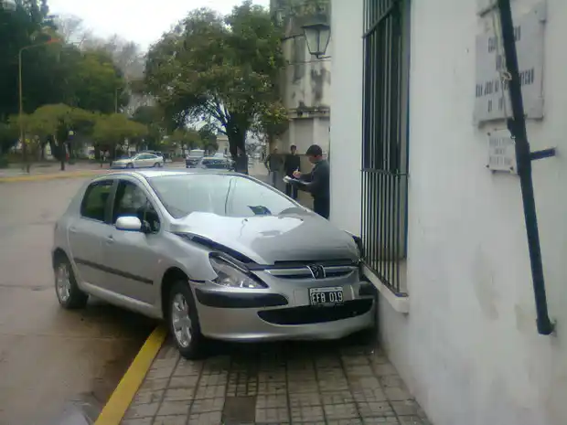 Dos autos chocaron y uno terminó en la Casa de Haedo