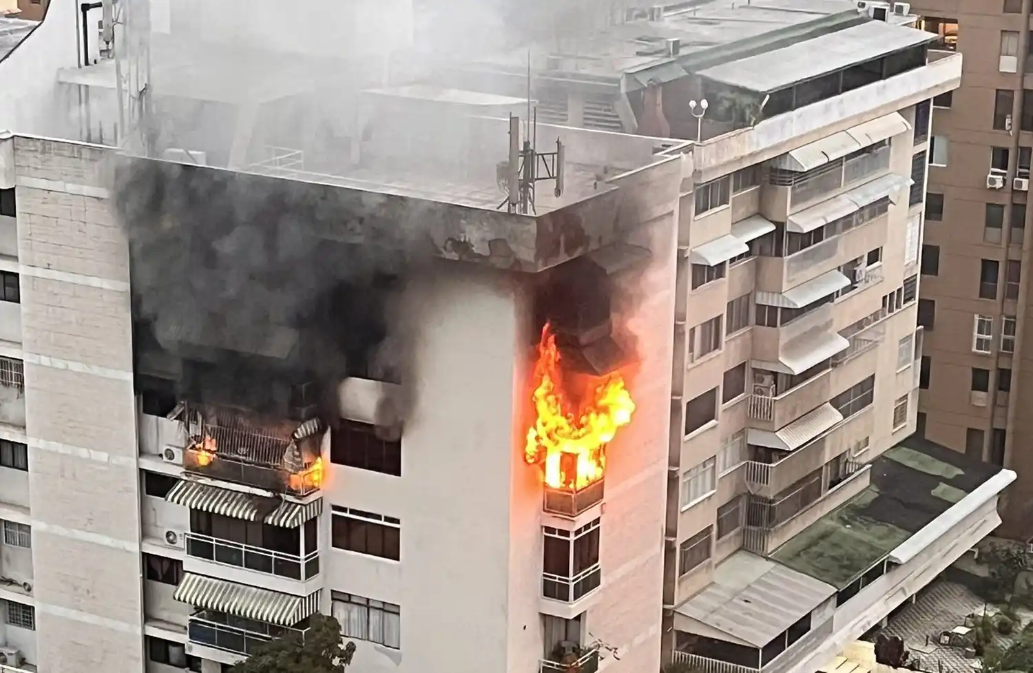 ¡FALLECIDAS 2 PERSONAS! INCENDIO consume apartamento en Chacao