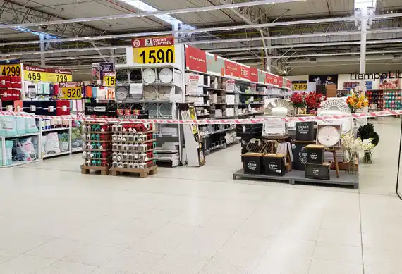 Los multirubros acataron el decreto local y limitaron la venta de mercadería no esencial