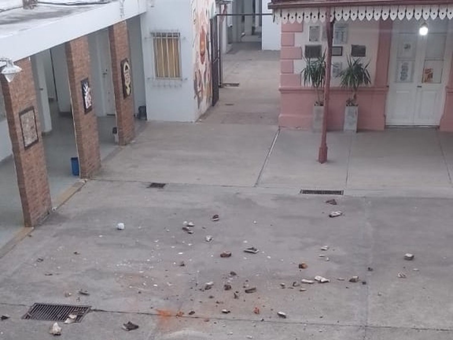 Menores fueron rescatados del techo de del Instituto Comercial luego de realizar hechos vandálicos