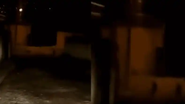 Un taxista captó a tres extrañas figuras que jugaban en la oscuridad y estremeció a todos