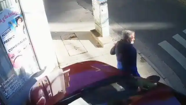 “Un milagro”: un hombre se salvó de ser embestido por un auto