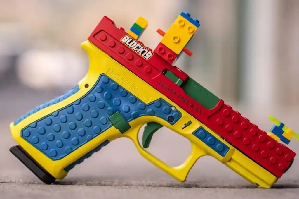 Polémico: crearon una pistola Glock que parece de juguete