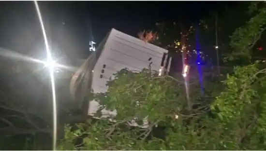 Fatal accidente en la Ruta 5: un camionero de Alberti murió al volcar con un camión cargado con soja